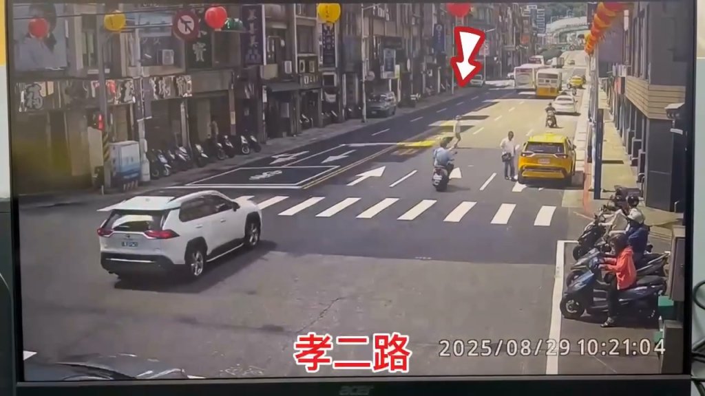 影/就是不走斑馬線!基隆行人托行李闖紅燈過馬路 被機車撞飛