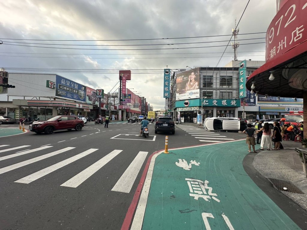 自作自受!-屏東女駕駛疑恍神-追撞前車自撞翻覆-民眾驚嚇報警