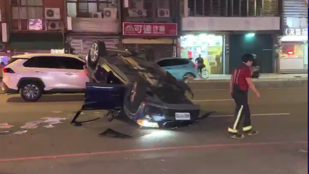 快訊/桃園內壢嚴重車禍! 黑車「四腳朝天」警消急搶救