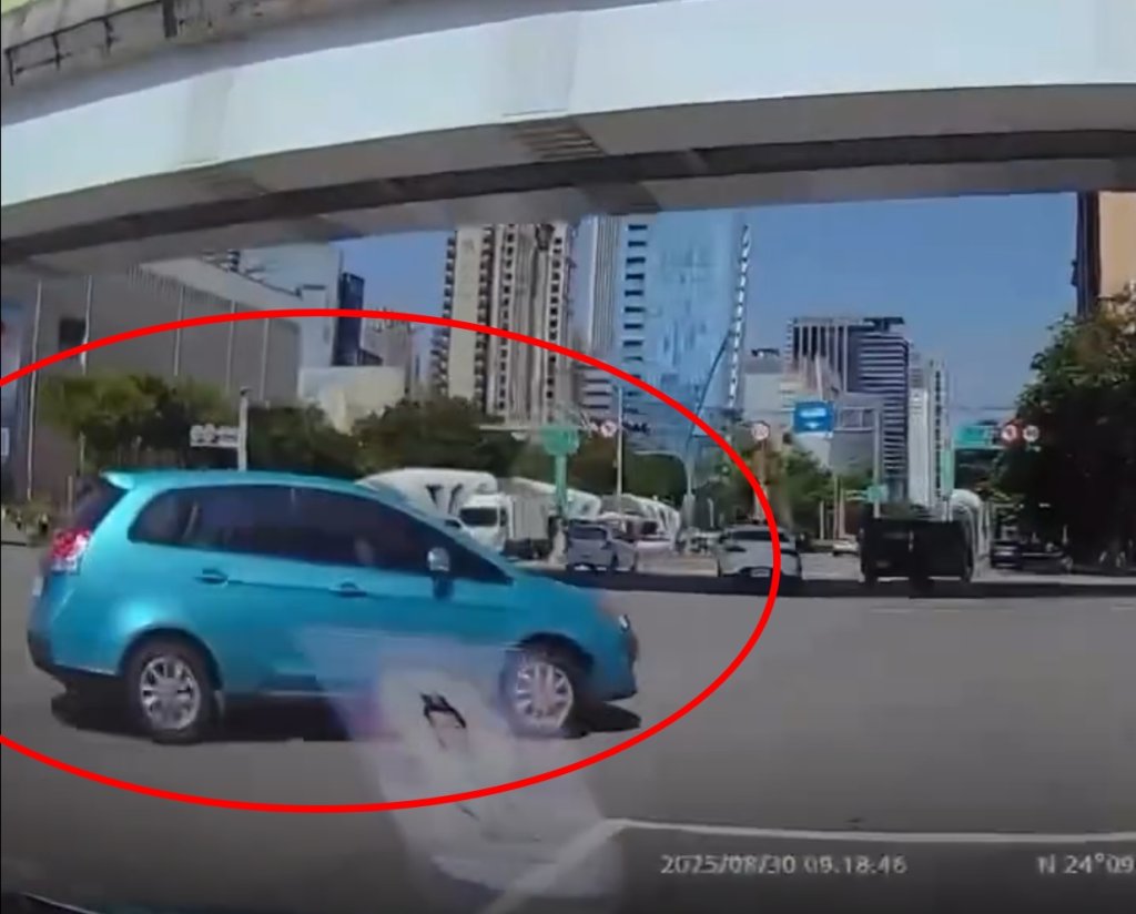 快車道硬右轉!藍色轎車台中台灣大道快車道突鬼切 險象環生