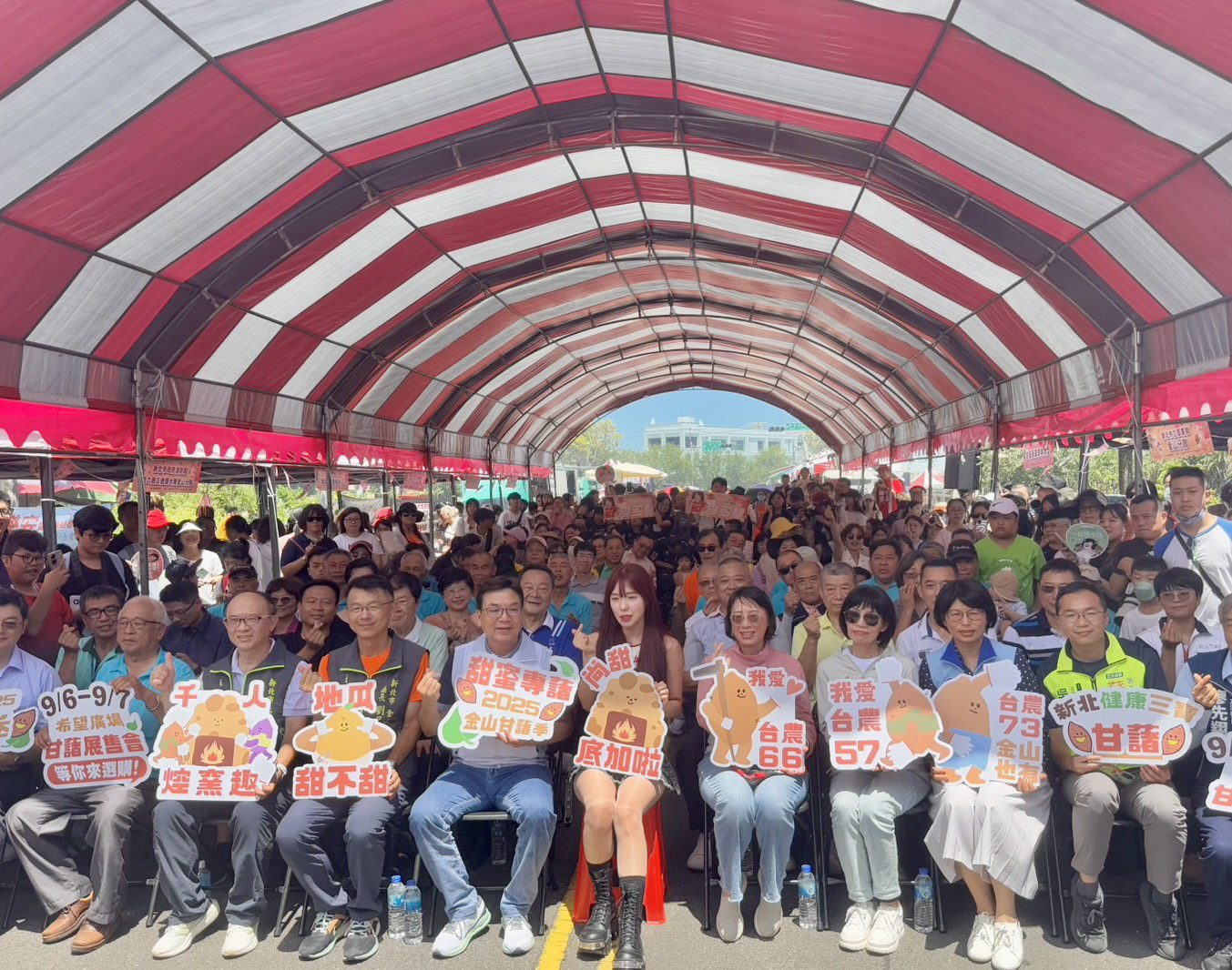 各級長官貴賓也都熱烈參與這個年度盛會，新北市政府副市長劉和然(前排左5)也一起與民同樂。