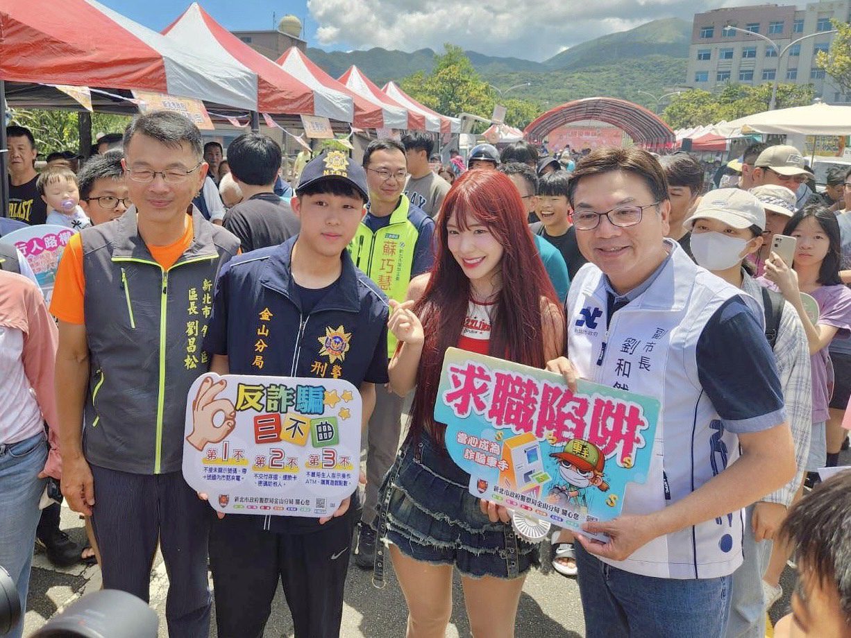 今年金山甘藷節特別邀請韓星啦啦隊人氣女神李多慧(右2)蒞臨現場，為活動增添國際亮點。李多慧不僅以熱力四射的舞蹈揭開序幕，展現青春活力，更親自參與傳統『開窯儀式』，與在地居民共同體驗金山特色文化。