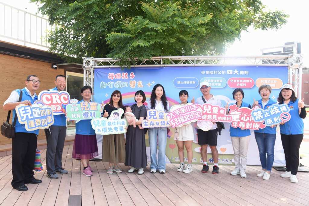 ▲縣長夫人陳美琦率來賓及祖孫為兒童權利公約代言。