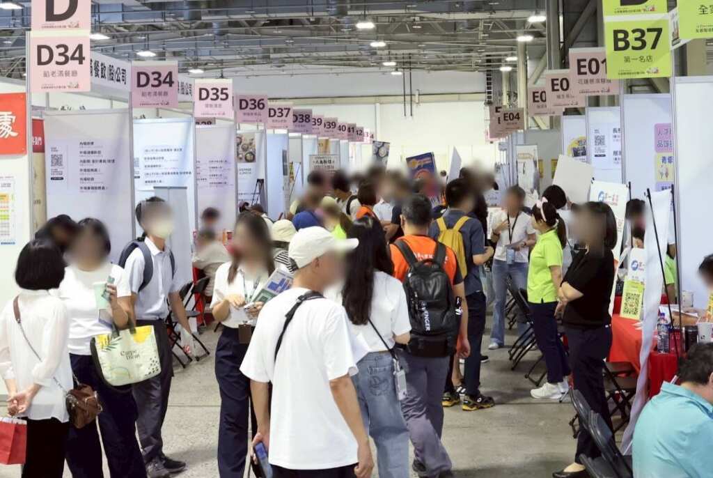 ▲北市府勞動局與就服處今日在花博爭艷館舉辦「114年友善職場聯合招募活動」暨「勞工技藝展」,吸引大批民眾一早排隊進場。