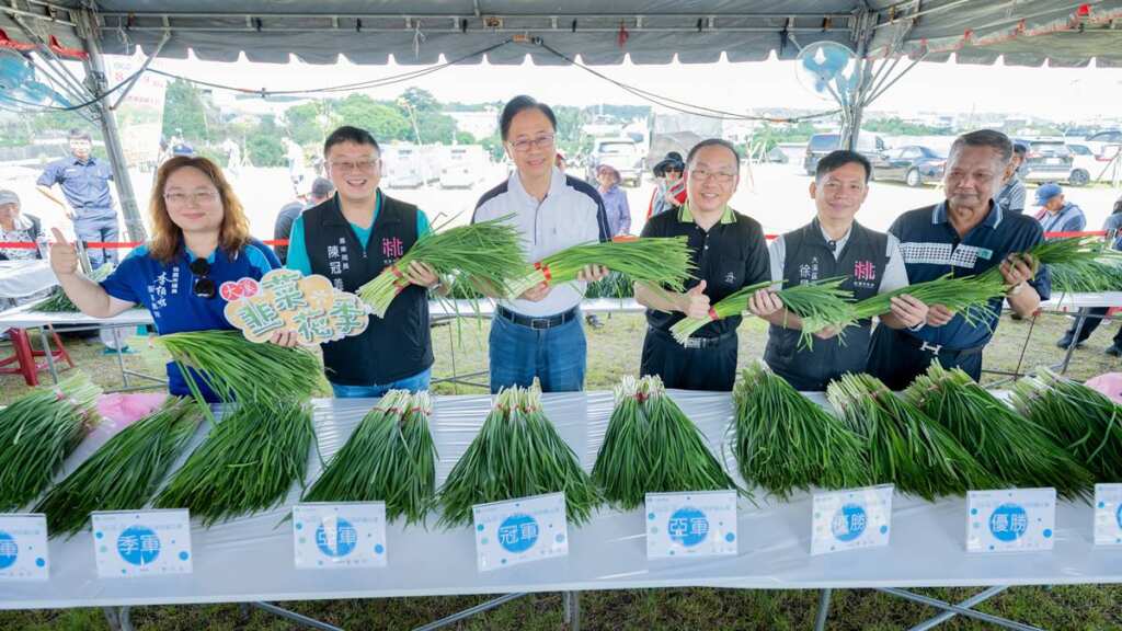 ▲桃園市長張善政今日上午前往大溪區，出席「114年度大溪韭菜花季—繽紛九月雪暨農特產嘉年華」，並頒發綠竹筍及韭菜評鑑獎項。