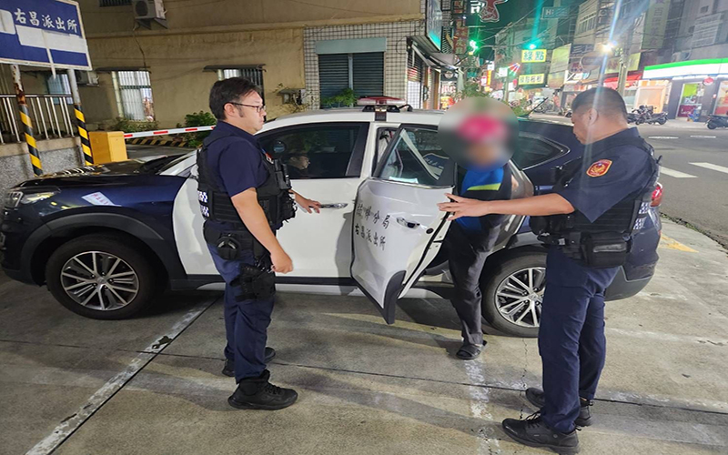 長者獨徘徊路旁惹人憂　熱心警助化險為夷團圓回家