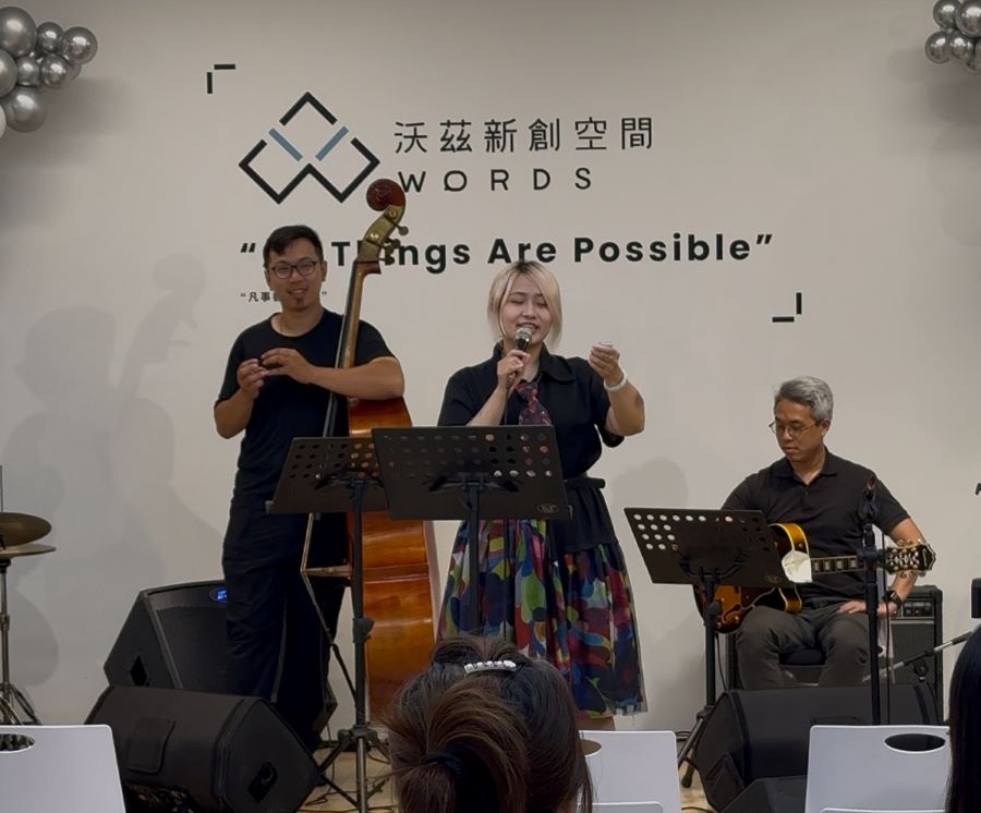 苗栗縣政府在台中市社宅舉辦的「尋找豐味‧農村音樂市集」活動,現場以活潑的爵士樂,帶領在地居民輕鬆的認識苗栗農產特色。(圖/苗栗縣政府)