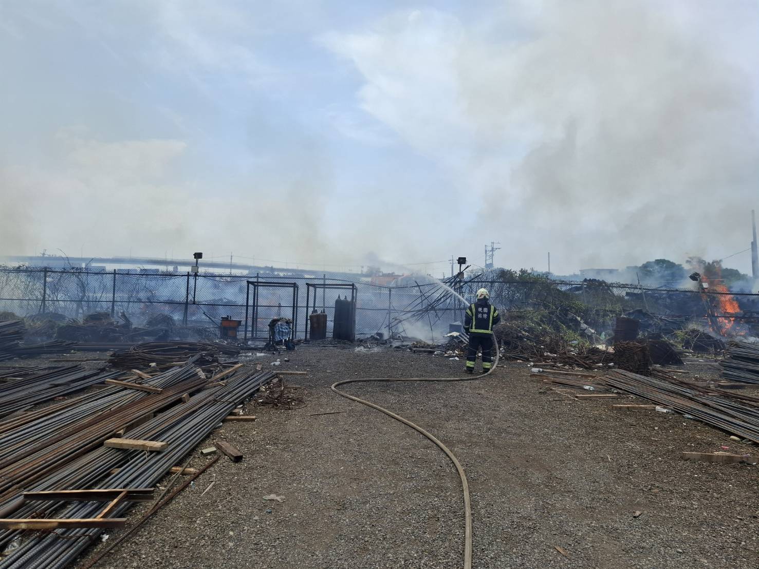 桃園機場第三航廈附近竄火舌 濃煙飄至跑道上方 1064350 0