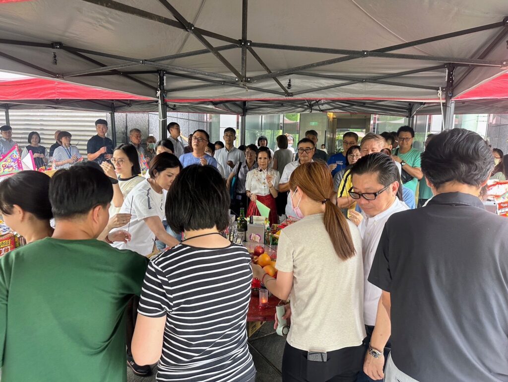 協會於台北市內湖區(遠雄曼哈頓科技中心門口)舉辦祈福儀式。(圖/亞太急難關懷救助協會提供)