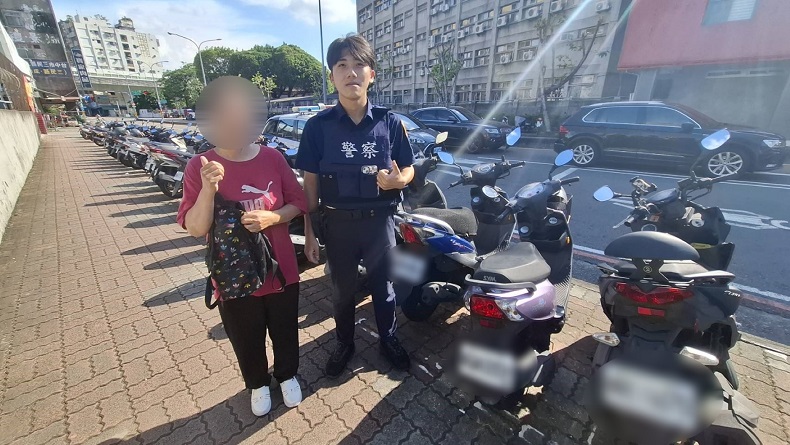▲商場雙胞胎讓婦人誤會大了 實習警率先解尋車任務。