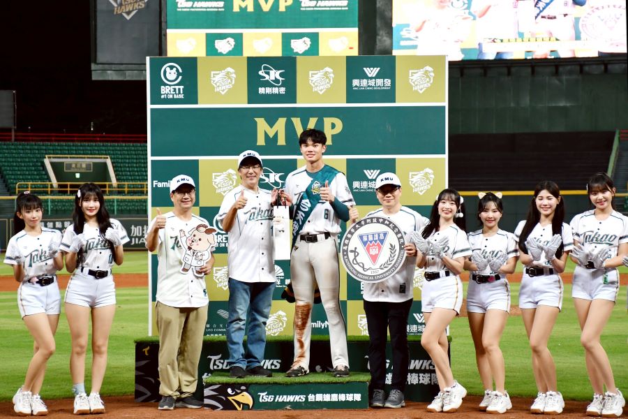 ▲高醫主題日熱力登場,高醫體系首長頒獎給全場MVP,攜手台鋼雄鷹共展醫療與棒球雙能量打造健康台灣。