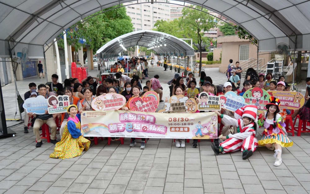 國稅局板橋分局推廣反私菸觀念「繽紛稅月 親子e起拒私菸」落幕 2 ▲「繽紛稅月 親子e起拒私菸」租稅宣導活動,民眾熱情參與。