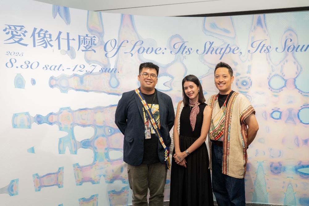 愛在原住民文化中如何呈現?凱達格蘭文化館全新特展帶你探索愛的模樣 3 ▲參展藝術家合照(由左至右):Daong Cinceng 拉蓊・進成、Sutipau Tjaruzaljum 陳亮、Vava Isingkaunan 簡志霖。(圖/主辦單位提供)