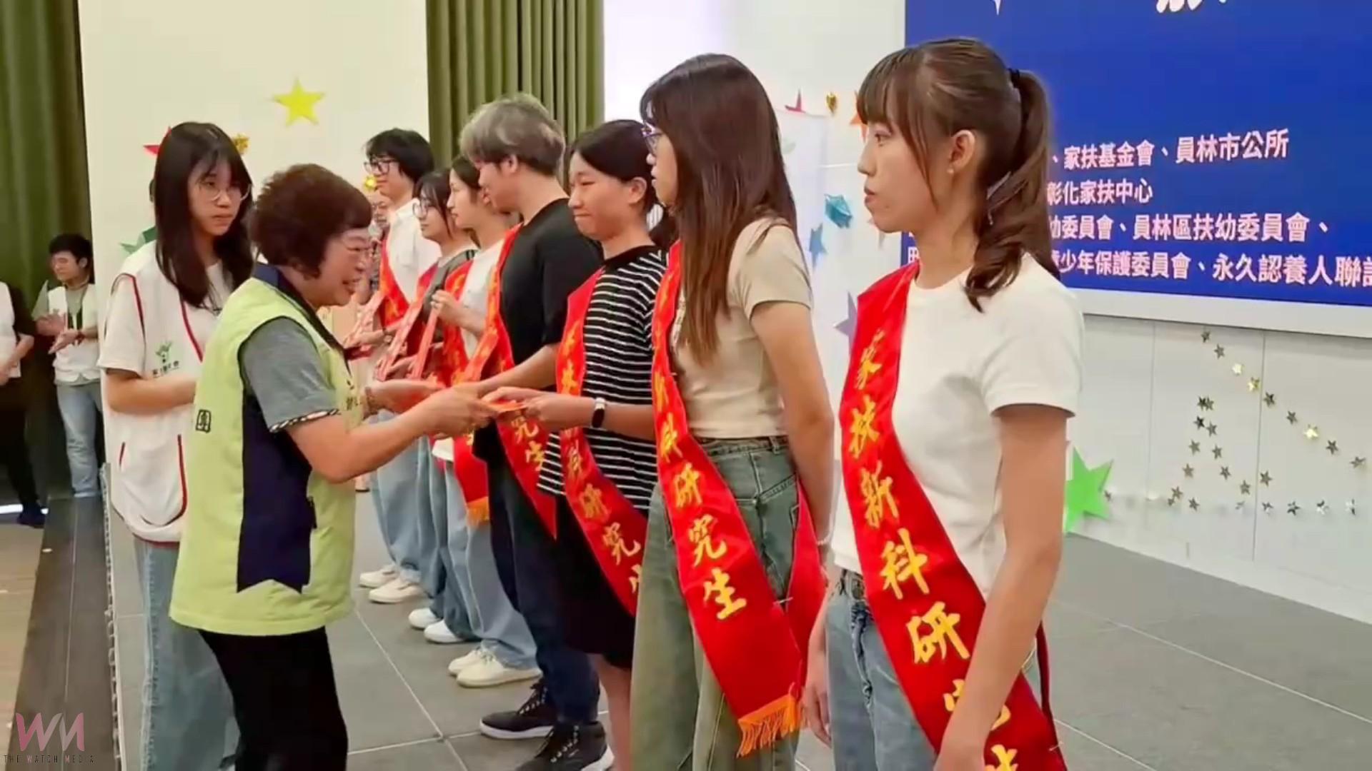 (有影片)/再窮不能窮教育!彰化家扶頒發獎助學金 649學子受惠 - https://www.watchmedia01.com