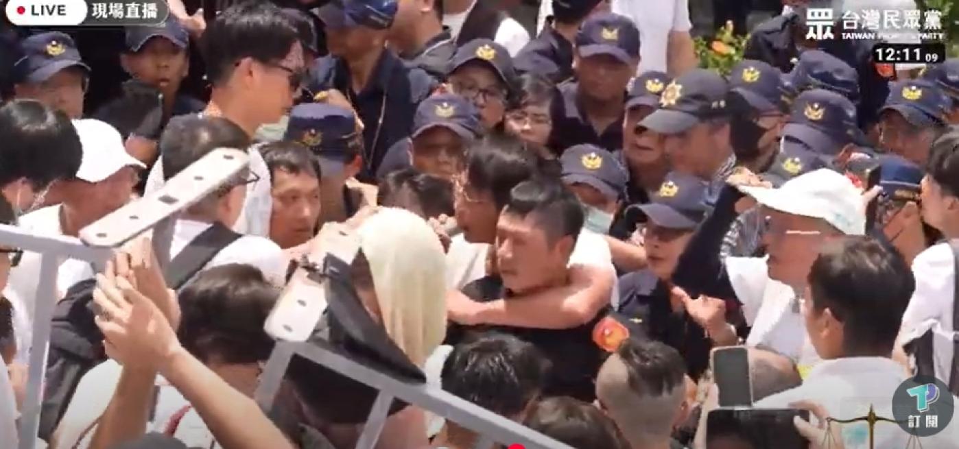 30民眾黨走讀的行動中，一名中山一分局的警官被民國昌勒住脖子，這舉動引起爭議，但員警說黃國昌沒惡意。翻攝民眾之聲
