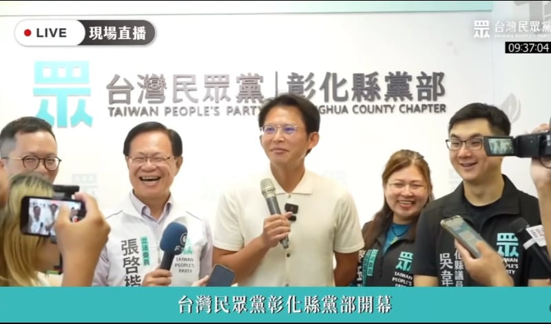 黃國昌等人今天在彰化主持黨部開幕，他說提問記者沒有事實搞清楚，他沒有勒記者脖子，現場一群人哈哈大笑。翻攝民眾之聲