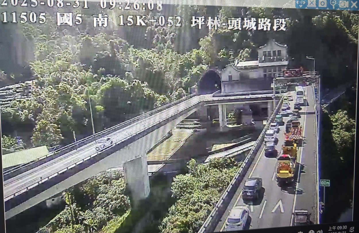 國道警方第一時間封閉雙向隧道，以利救災與排除事故車輛。