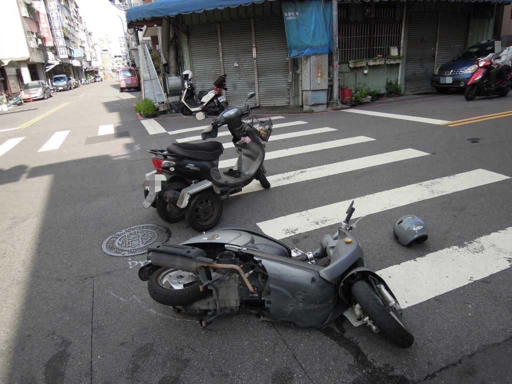 台中北屯85歲嬤左轉未注意 與孕婦機車相撞雙雙送醫