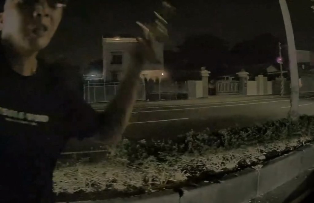 影/駕駛控遭逼車!墨鏡男亮槍敲擊窗戶恐嚇 急踩油門衝警察局做筆錄