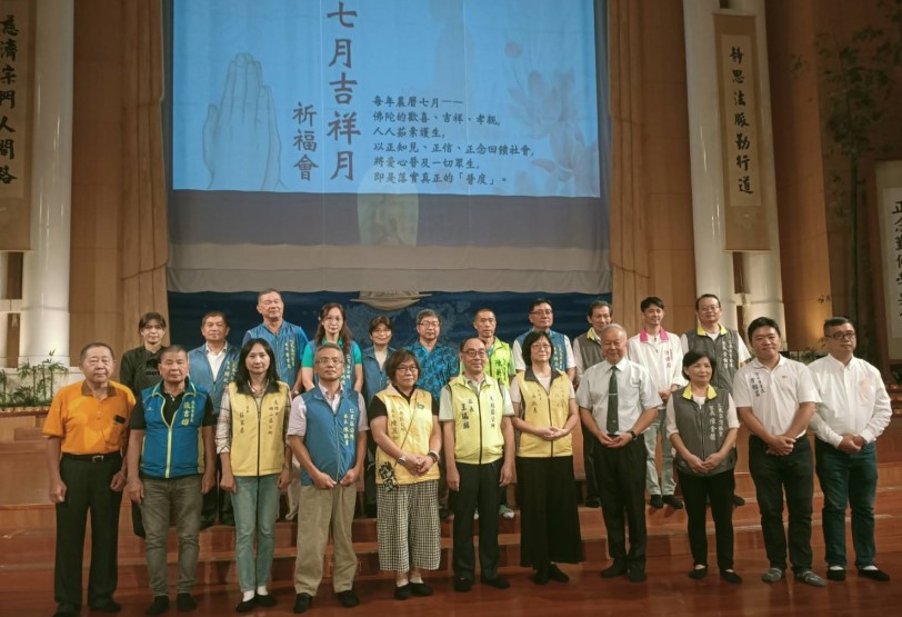 可能是 12 個人、大家在表演武術和文字的圖像