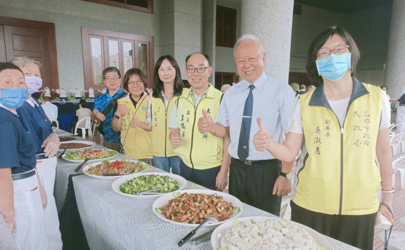 可能是 7 個人和醫院的圖像