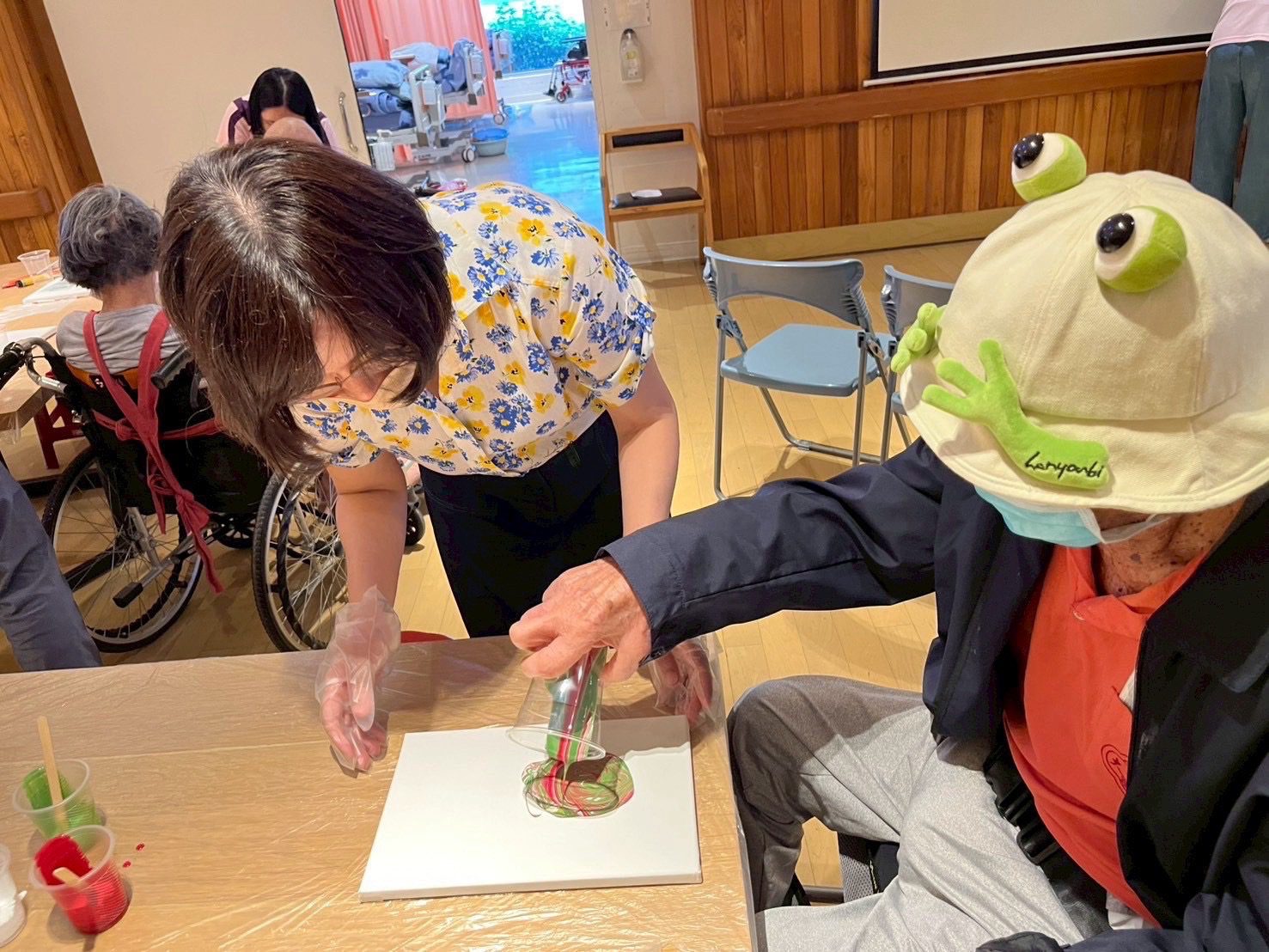 民生醫院攜手萬海慈善基金會　 引導長輩與受虐兒少體驗流動畫創作玩顏料