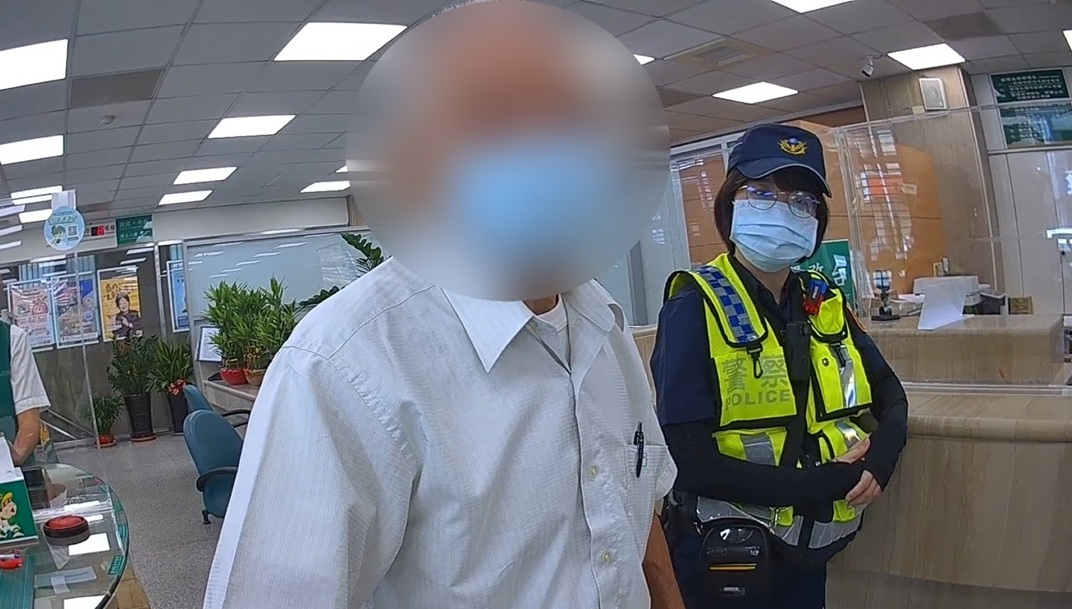 ▲圖說:曾經遭騙100萬的82歲鄭翁又至銀行臨櫃提領30萬元,員警、行員與外國子女連線成功擋下此次詐騙 (圖/台中市政府 提供)