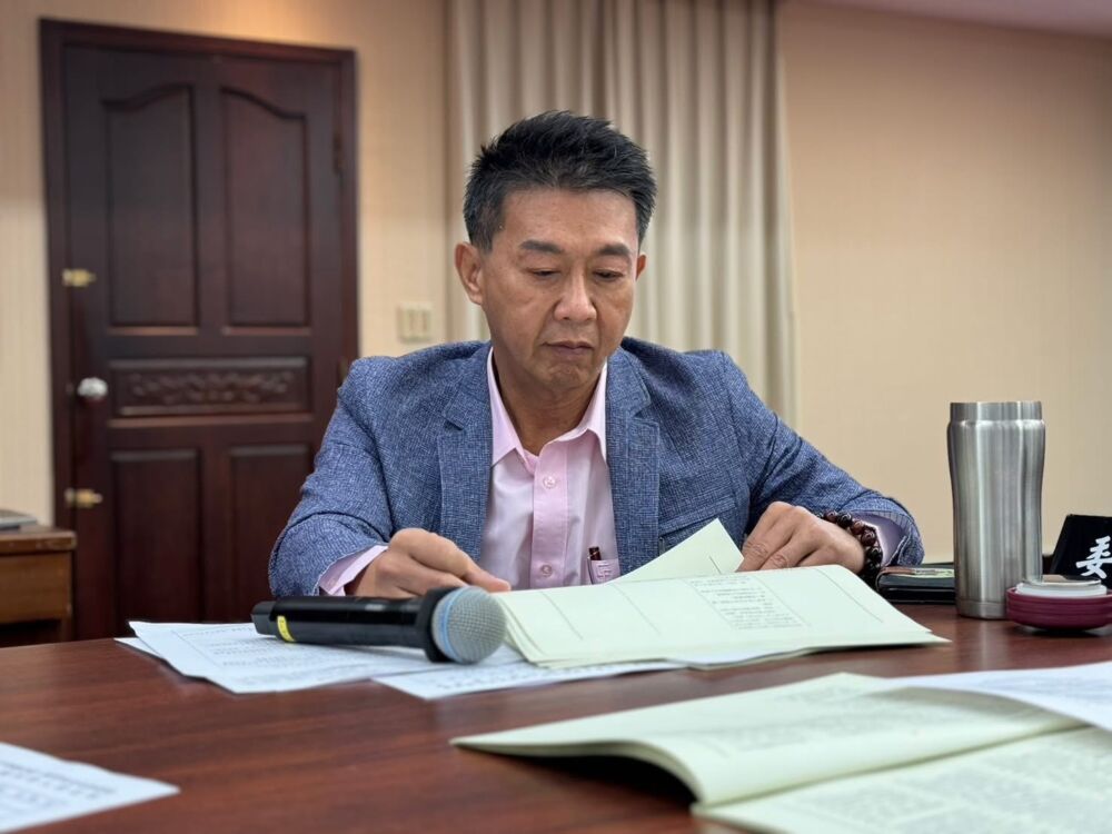 轟黃國昌勒頸嗆記者不道歉 許智傑諷:要把民眾黨變義和團? 234 轟黃國昌勒頸嗆記者不道歉 許智傑諷:要把民眾黨變義和團? 233