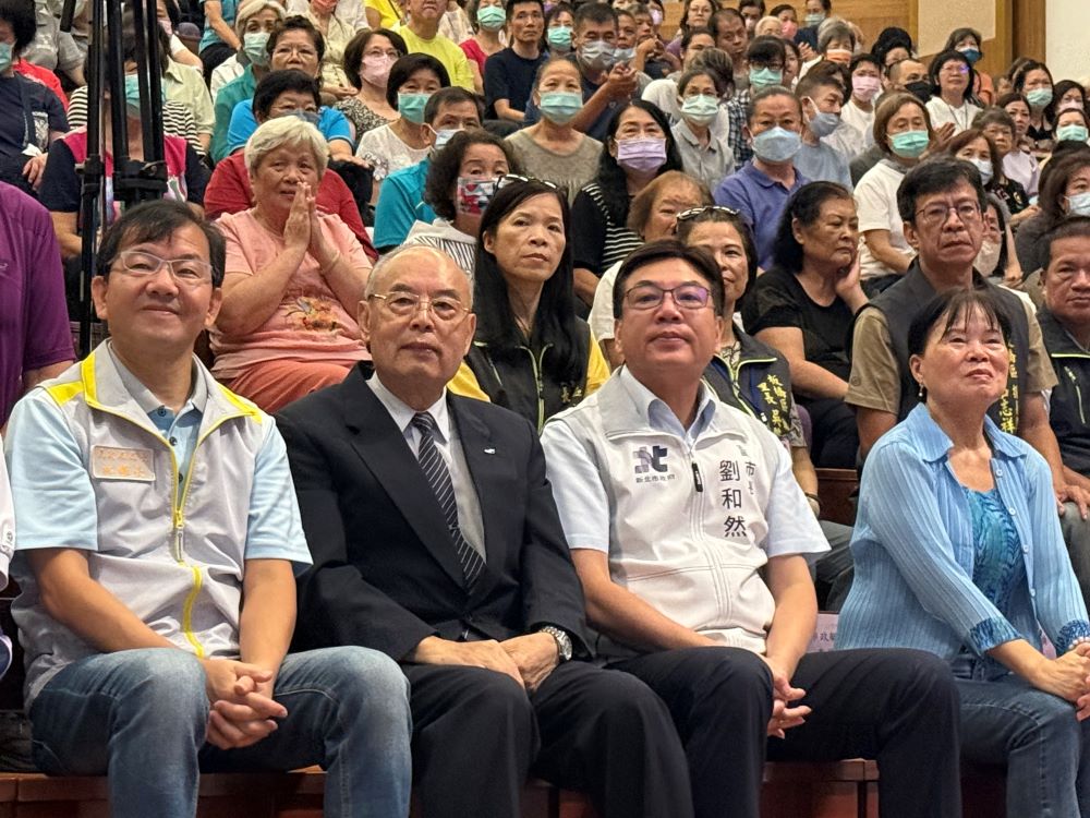 慈濟吉祥祈福活動 劉和然祈求天地人間平安 1 《圖說》佛教慈濟基金會今日在板橋慈濟園區舉辦「2025七月吉祥祈福會活動」,新北市劉和然副市長代表出席,左一民政局長林耀長。〈民政局提供〉
