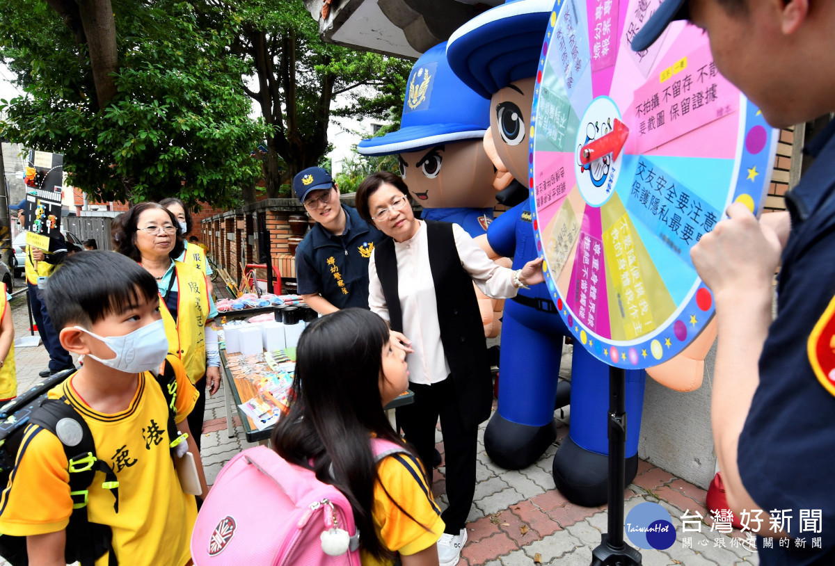 新學期開學日彰化啟動「護童專案」為孩子撐起安全保護傘,縣長現場宣導學童安全。圖/記者鄧富珍翻攝