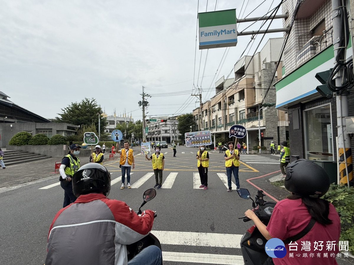 「小手揮早安、警徽護平安」田中警啟動護童專案開學日熱鬧登場。圖/記者鄧富珍翻攝