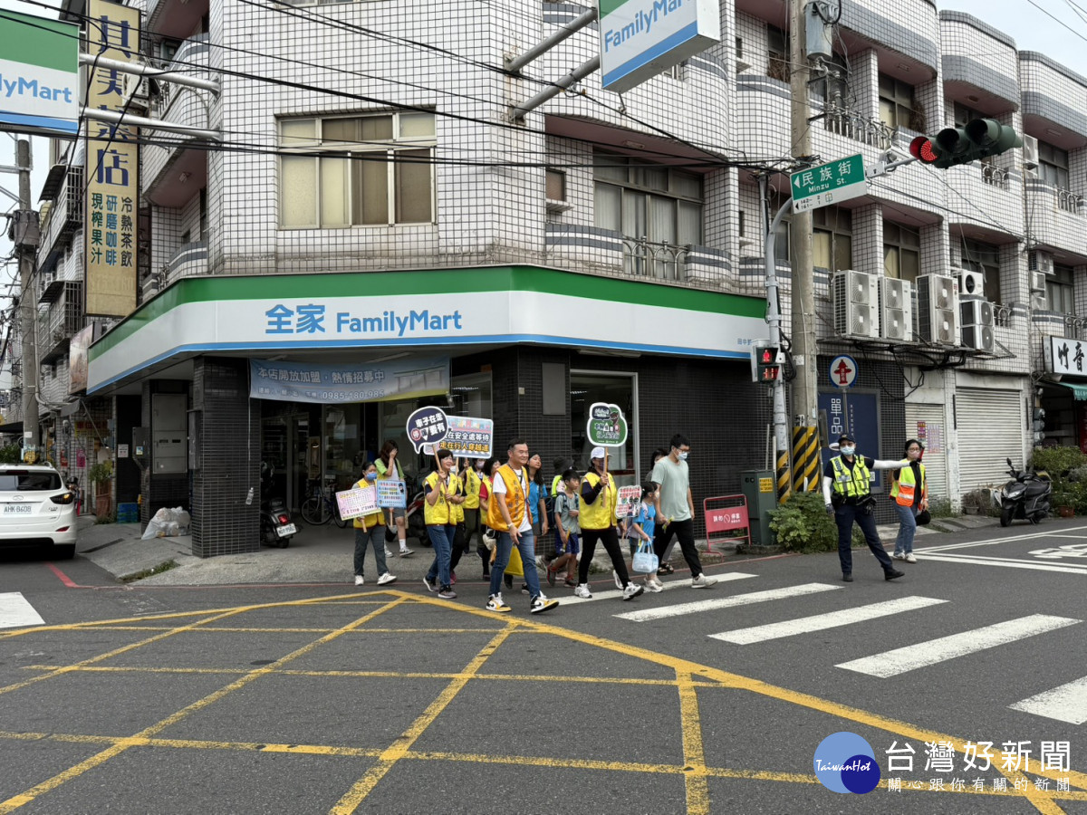 「小手揮早安、警徽護平安」田中警啟動護童專案開學日熱鬧登場。圖/記者鄧富珍翻攝