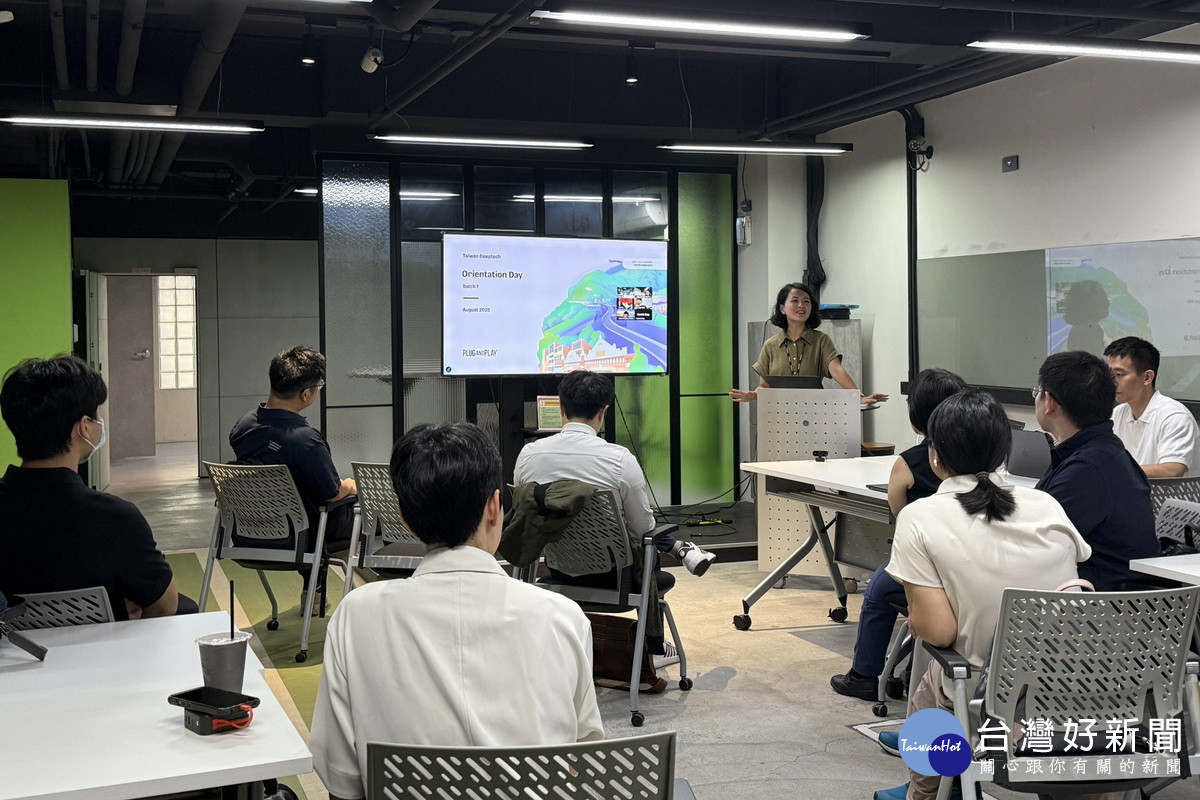 PNP加速器計劃經理 楊斯淳 Julie說明 Batch 1 輔導課程規劃。