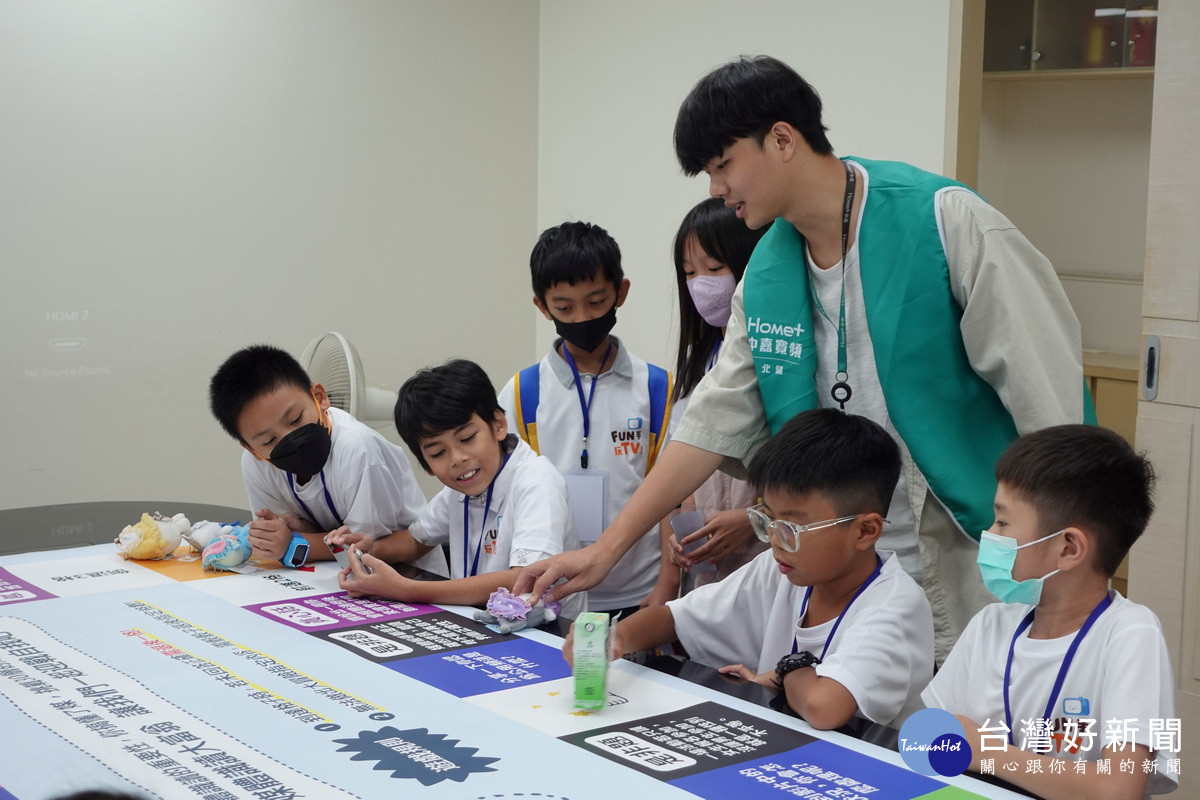 「一日有線電視媒體體驗營」中,學童化身小主播走進有線電視。<br /><br />