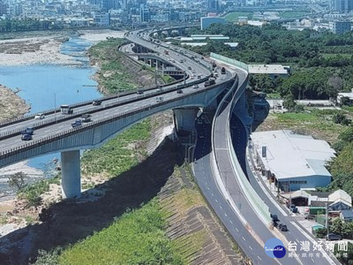 立元橋匝道通車。林重鎣
