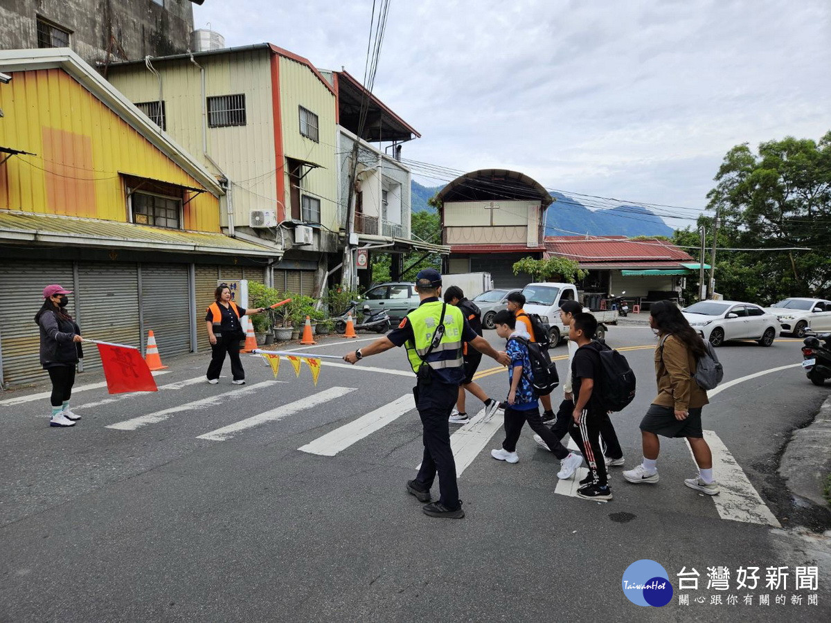 警察局籲請大家遇學童上下學時請放慢車速。(縣警局提供)
