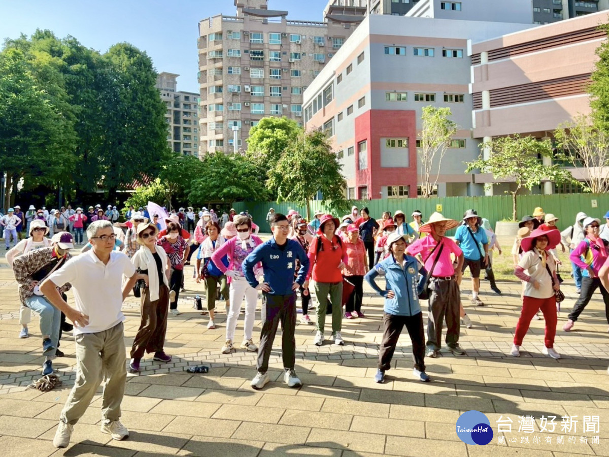 部桃推高齡友善健走 里民齊聚龍山埤塘