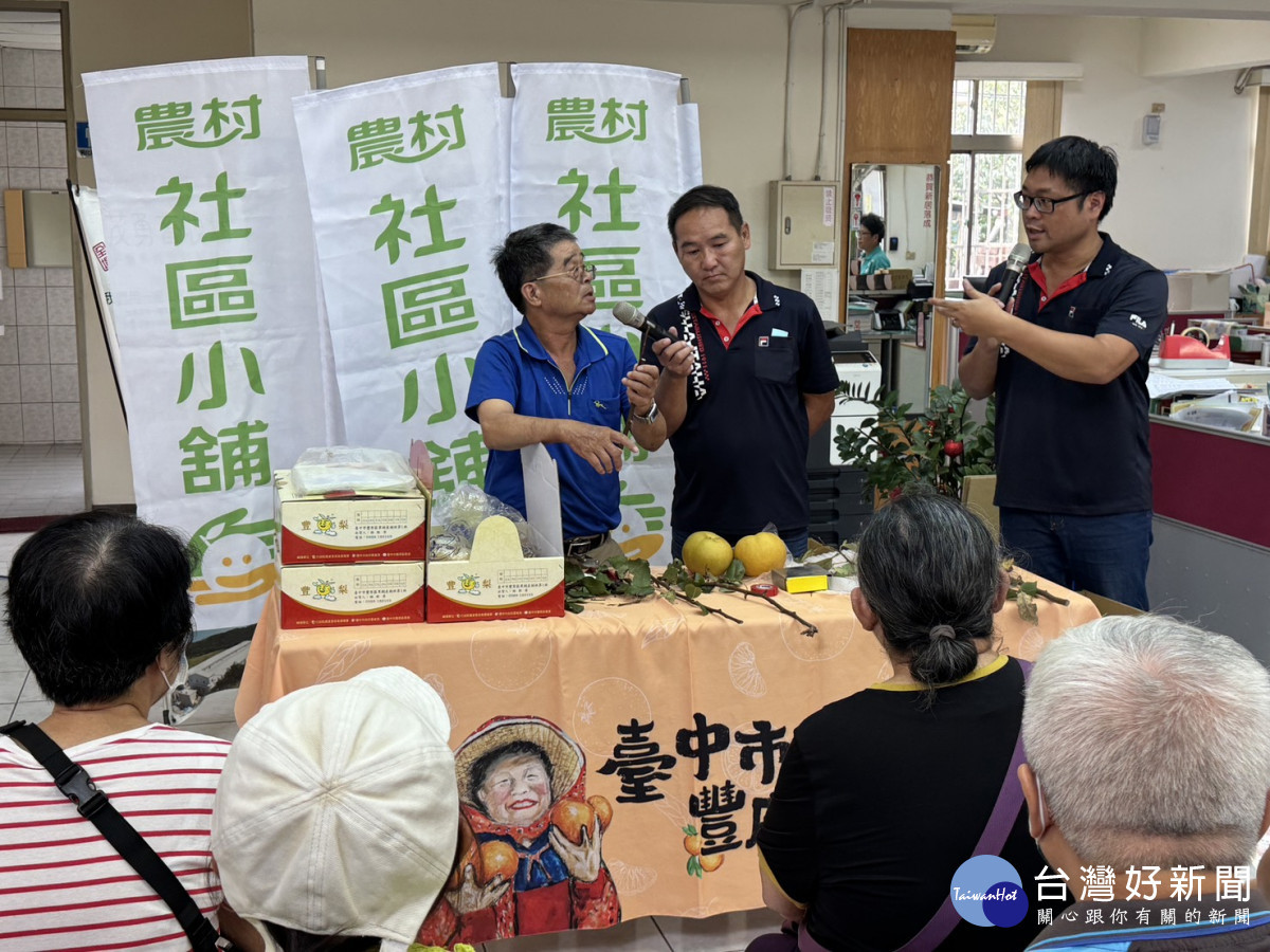 果樹產銷第一班謝敏榮班長教導民眾如何挑選香甜多汁的高接梨。