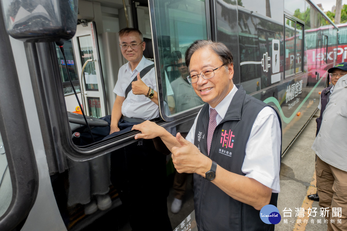 張市長與司機合影。