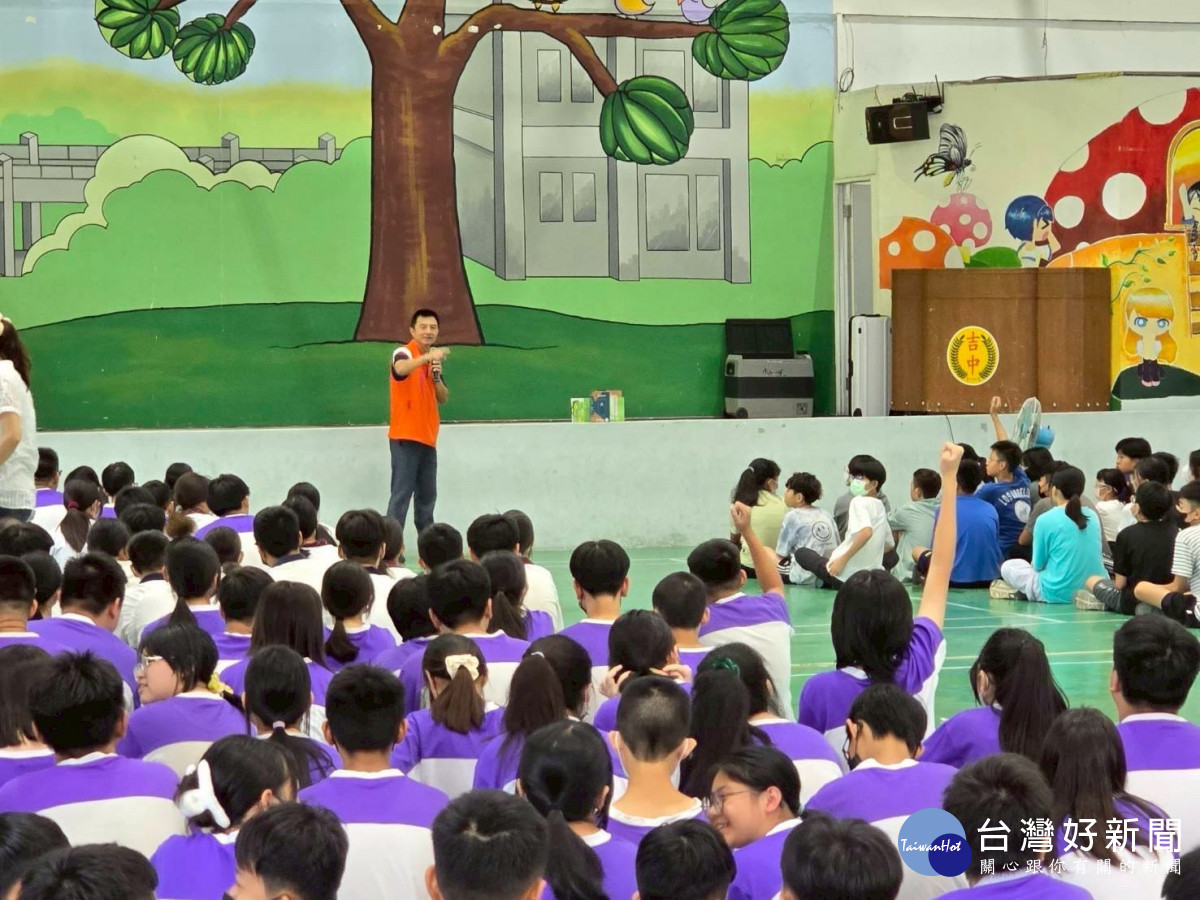 嘉義縣少年警察隊在開學日特別規劃員警前往轄內各重點學校，實施「入校入班」犯罪預防宣導活動／警方提供