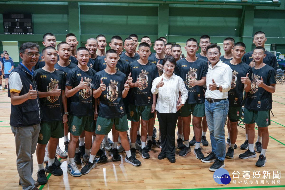 台中市盧秀燕與豐原高商排球隊合影。