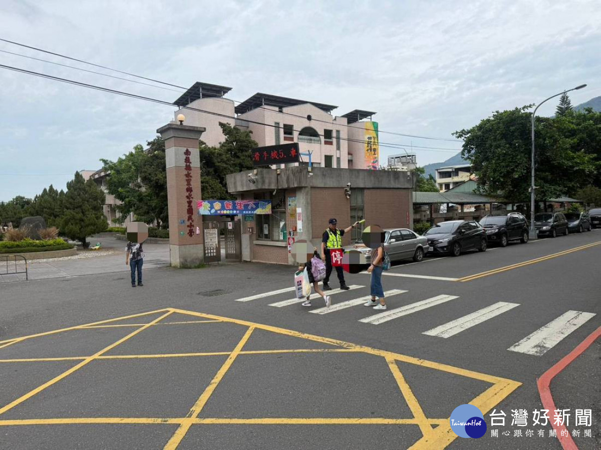 開學首日，員警在轄內各級學校門口執行護童勤務，協助交通指揮與安全維護，確保孩童安全進出校園。