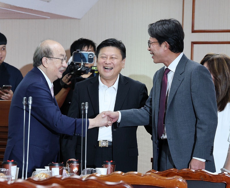 朝野立院總召大和解，在傅崐萁居中撮合下，柯建銘和黃國昌兩人笑開了握手。中央社
