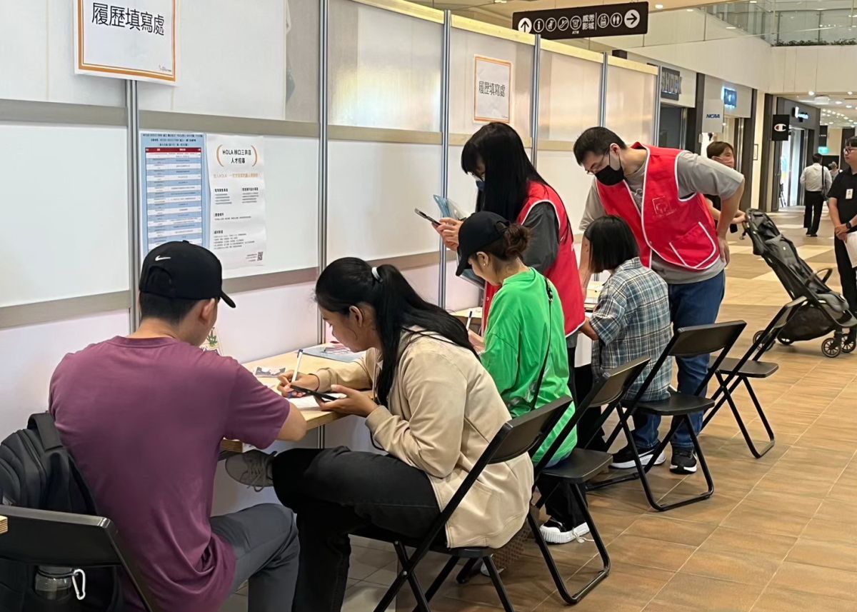 圖/就服處同仁提醒民眾如何填寫履歷表。(新北市政府就業服務處提供)