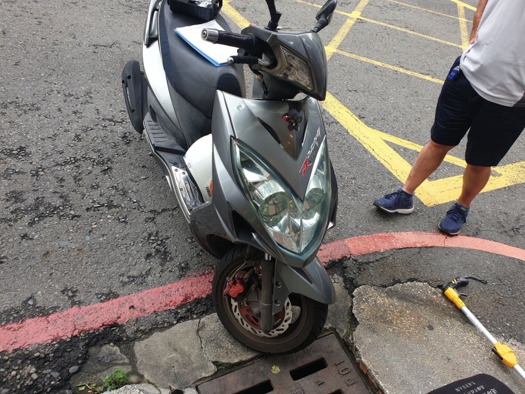 婦人違規穿越馬路遭撞到送醫-63歲騎士沒注意釀禍挨罰