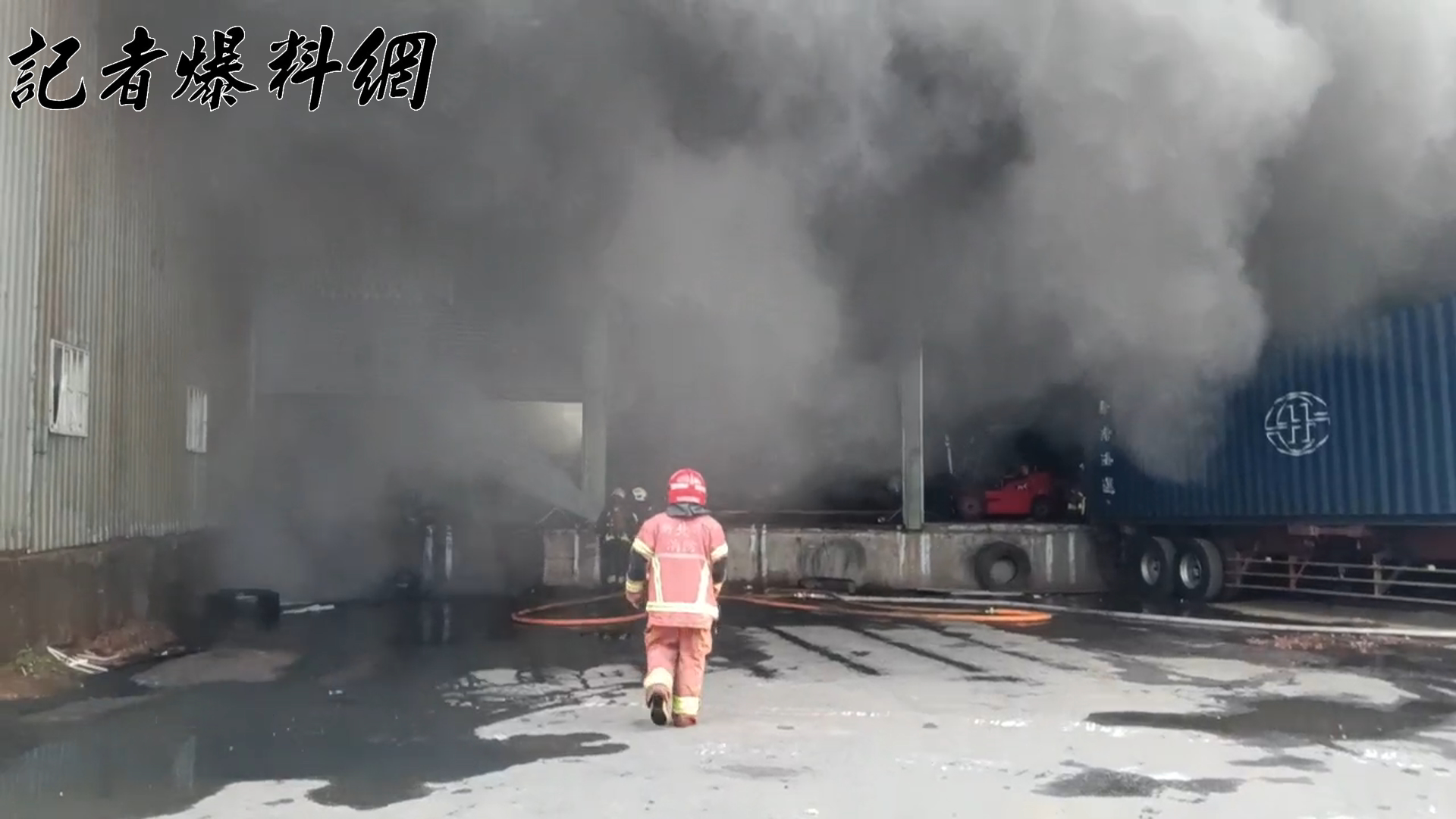 熊熊烈火吞噬了2間工廠,冒出大量濃煙伴隨連環爆炸聲響。