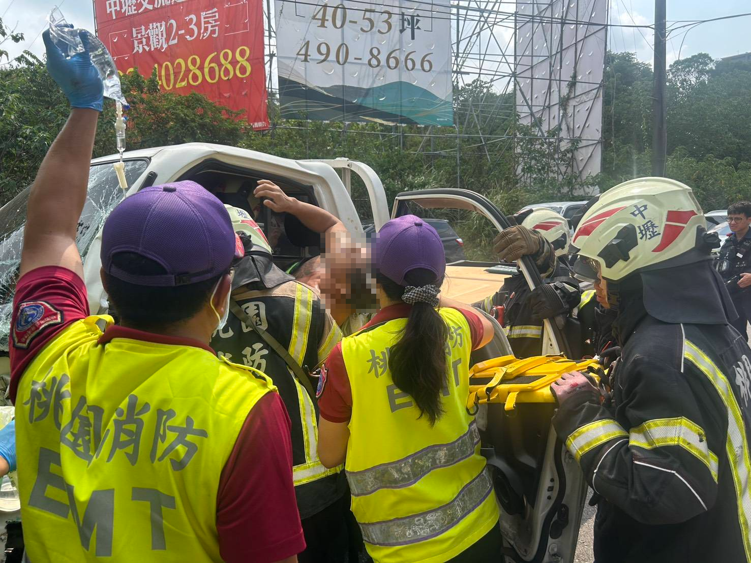 強大撞擊力道導致小貨車車頭嚴重毀損,駕駛一度受困車內。