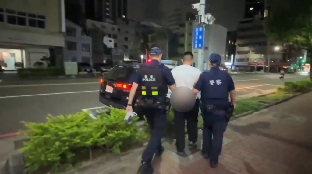 高雄輕軌驚見偷拍狼!-25歲男大義站旁偷拍女子-當場被逮秒認罪