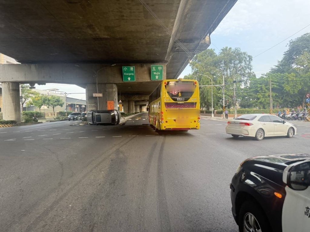 都有錯!-轎車.遊覽車路口「雙闖紅燈」硬碰硬-轎車側翻-駕駛送醫