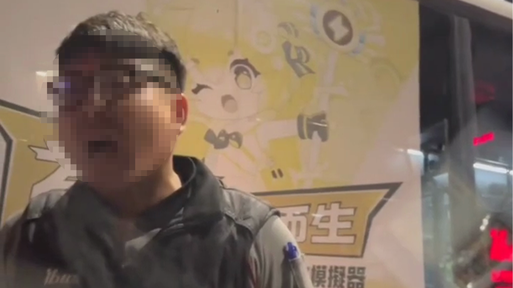 影/台南金華路火爆!公車駕駛與轎車當街互嗆 路人全看傻